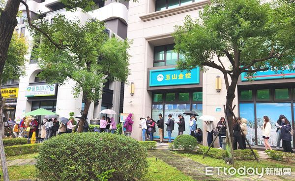▲藝群醫學美容集團於12日，在新北市新莊的捷運幸福站出口開設第19家分院「藝群新莊診所」，充分發揮捷運經濟學，讓大台北地區的民眾可以輕易使用台北捷運環狀線到達藝群新莊診所。（圖／記者林東良翻攝，下同）