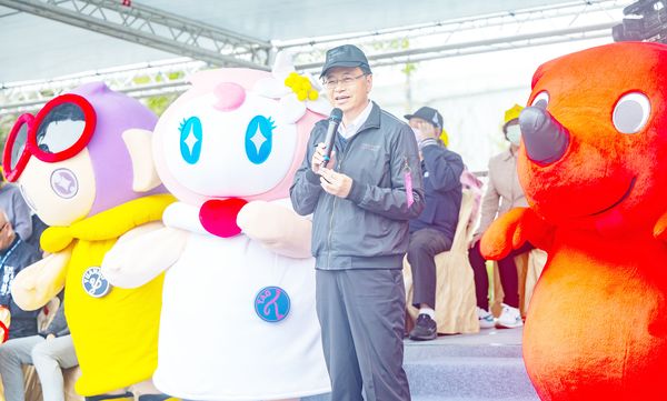 ▲桃園市長張善政今天下午在出席「2025台灣燈會」開幕踩街迎遊行活動上致詞。（圖／市府新聞處提供）