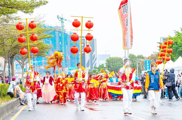▲「2025台灣燈會」開幕踩街迎遊行活動，市府與觀光署邀集國內外19組演藝團隊參與。（圖／市府新聞處提供）
