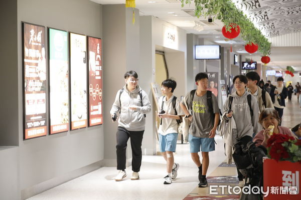▲▼東森購物專家志銘與藝人徐小可於東森廣場K區地下街舉行2025新春漂漂亂賣會，促銷東購自營商品義大利賈柯巴齊0酒精香檳飲及義大利原裝LOME100%天然石榴精萃。（圖／記者湯興漢攝）