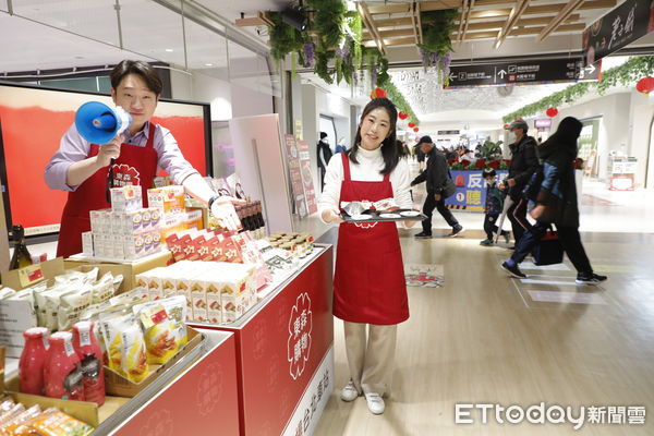 ▲▼東森購物專家志銘與藝人徐小可於東森廣場K區地下街舉行2025新春漂漂亂賣會，促銷東購自營商品義大利賈柯巴齊0酒精香檳飲及義大利原裝LOME100%天然石榴精萃。（圖／記者湯興漢攝）