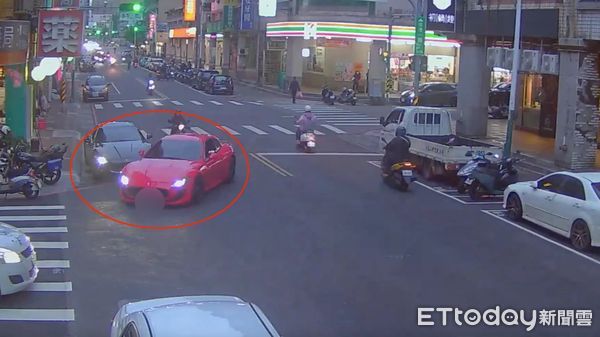 ▲▼吳男等4人開紅車攔下林女停在路旁的黑色瑪莎拉蒂，林女（左）被鍾女（右）當街推擠，警方將吳男等4人移送偵辦             。（圖／記者陳以昇翻攝）