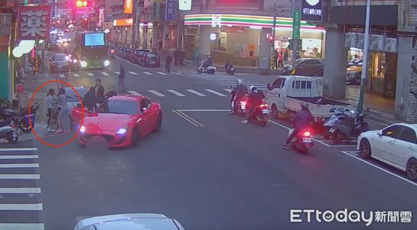 ▲▼吳男等4人開紅車攔下林女停在路旁的黑色瑪莎拉蒂，林女（左）被鍾女（右）當街推擠，警方將吳男等4人移送偵辦             。（圖／記者陳以昇翻攝）