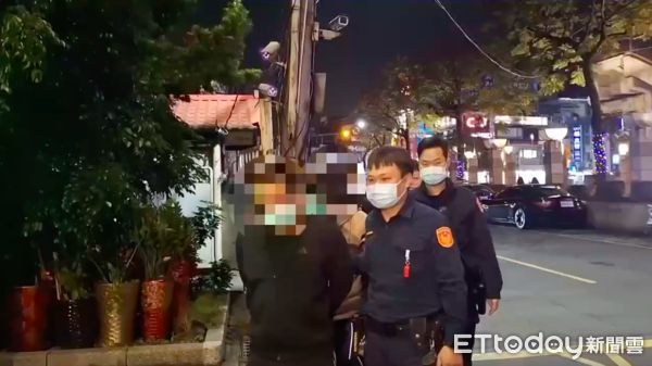 ▲▼吳男等4人開紅車攔下林女停在路旁的黑色瑪莎拉蒂，林女（左）被鍾女（右）當街推擠，警方將吳男等4人移送偵辦             。（圖／記者陳以昇翻攝）
