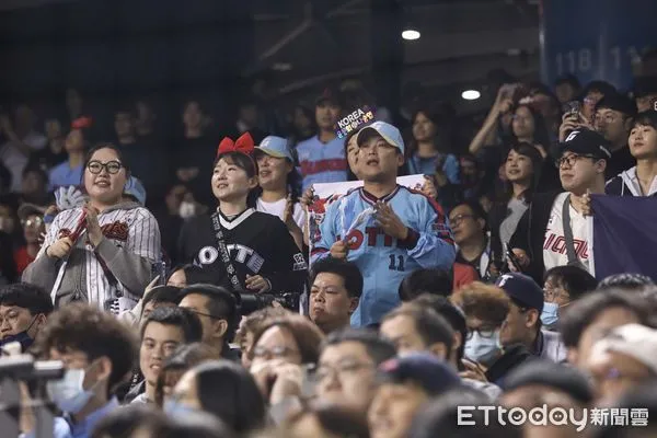 ▲台韓交流賽，韓職樂天巨人球迷場邊應援。（圖／記者林敬旻攝）