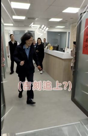 ▲▼前總統蔡英文把吉伊卡哇改裝成越野遙控車，在辦公室玩得不亦樂乎。（圖／蔡英文IG）