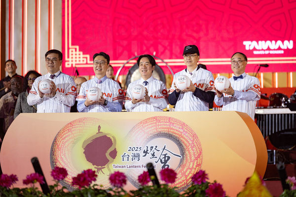 ▲▼總統賴清德12日晚間與桃園市長張善政一同出席「2025台灣燈會在桃園」開燈典禮。（圖／總統府提供）