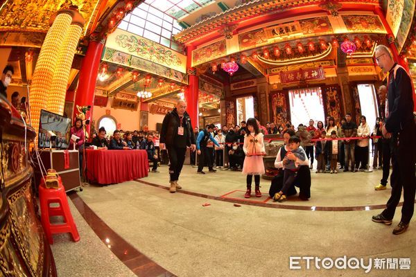 ▲叫她第一名！6歲女童連擲12聖筊　贏得百萬電動休旅車。（圖／翻攝新天宮官方臉書）