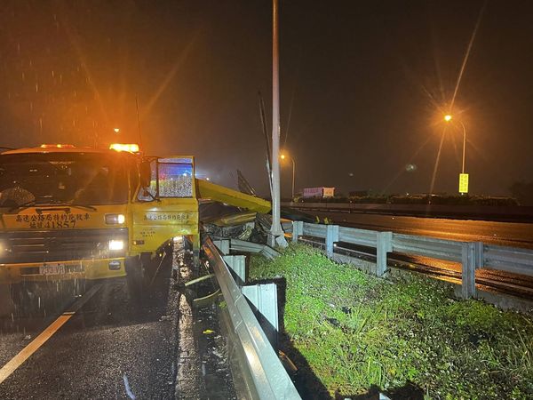 ▲國1埔鹽路段深夜發生自撞車禍。（圖／記者唐詠絮翻攝）