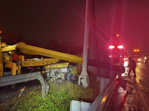 ▲國1埔鹽路段深夜發生自撞車禍。（圖／記者唐詠絮翻攝）