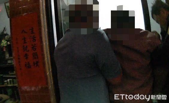 ▲屏東警分局新鐘派出所警員韓貴相助林姓老翁返家            。（圖／記者陳崑福翻攝）