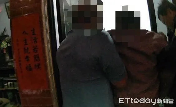 ▲屏東警分局新鐘派出所警員韓貴相助林姓老翁返家            。（圖／記者陳崑福翻攝）