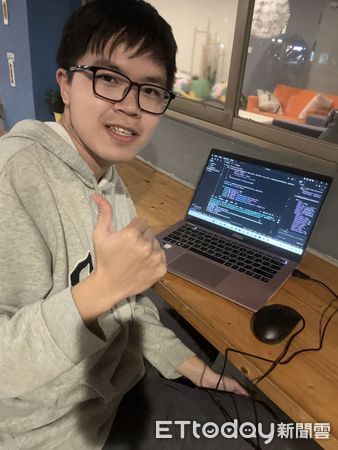 ▲24歲青年鄭宇宏，透過勞動部產業新尖兵的「大數據與半導體技術人才培訓班」，訓後即錄取科技公司AI工程師、月薪上看5萬元，成功躍升超夯AI新貴。（圖／記者林東良翻攝，下同）