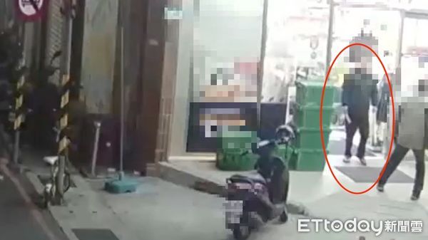 ▲▼男子右手持菜刀（紅圈）砍傷超商店長，警方到場將他逮捕帶回偵訊，警方查扣犯案用菜刀             。（圖／記者陳以昇翻攝）