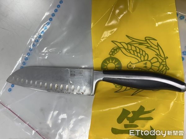▲▼男子右手持菜刀（紅圈）砍傷超商店長，警方到場將他逮捕帶回偵訊，警方查扣犯案用菜刀             。（圖／記者陳以昇翻攝）
