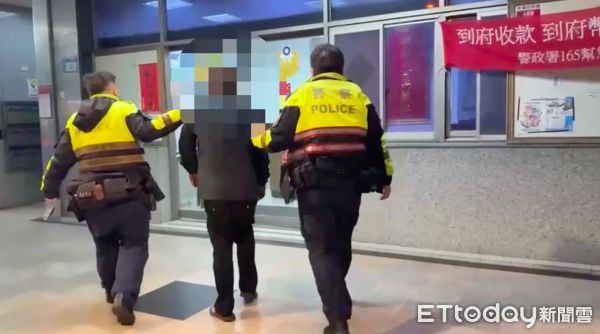 ▲▼男子右手持菜刀（紅圈）砍傷超商店長，警方到場將他逮捕帶回偵訊，警方查扣犯案用菜刀             。（圖／記者陳以昇翻攝）