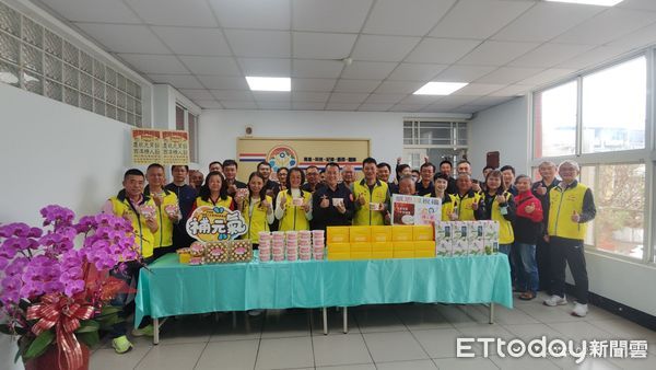 ▲潮州警友辦事處主任李慧華偕同幹部及顧問團隊慰問潮州警             。（圖／記者陳崑福翻攝）