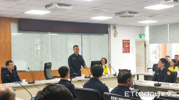▲潮州警友辦事處主任李慧華偕同幹部及顧問團隊慰問潮州警             。（圖／記者陳崑福翻攝）