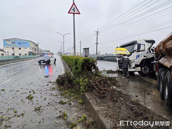 ▲▼雲林聯結車天雨路滑自撞分隔島。（圖／翻攝縣議員李明哲臉書）