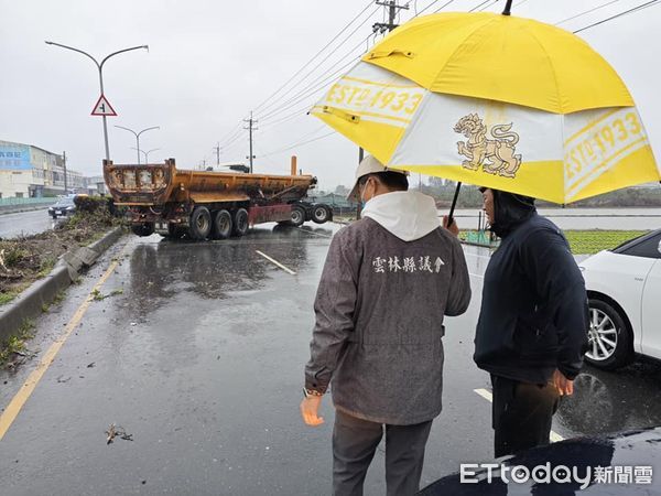 ▲▼雲林聯結車天雨路滑自撞分隔島。（圖／翻攝縣議員李明哲臉書）