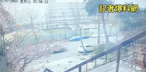 ▲林姓女子於2月7日駕車行經桃園市龍潭區中豐路高平段，突然失控撞上同向機車瞬間，對向監視畫面。（圖／翻攝自臉書《記者爆料網》）