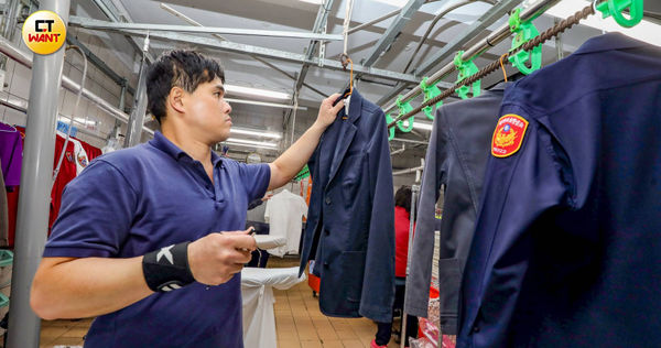 經過長期的訓練，亮羽的員工們皆熟能生巧，讓送來的衣服經清洗整燙後煥然如新。（圖／周志龍攝）