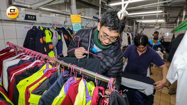 亮羽的員工過去在社會上處處碰壁，如今穩定工作而培養出自信，在成就感中「洗掉自卑、洗出自信」。（圖／周志龍攝）