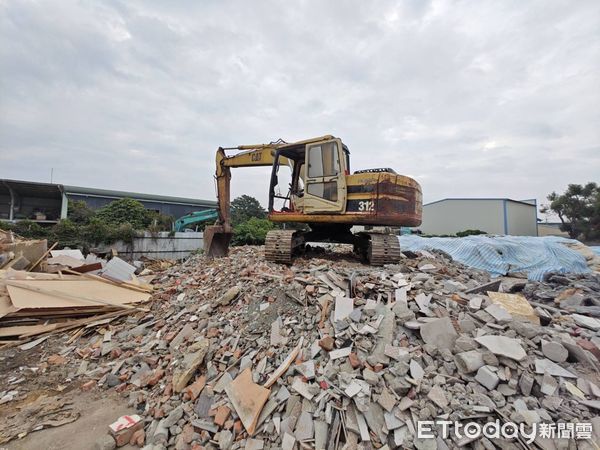 ▲▼非法掩埋場丟600噸廢棄物！負責人竟開怪手追警　2人收押。（圖／中檢提供）