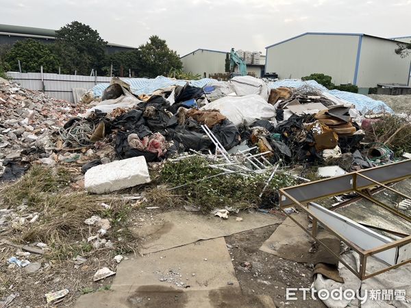 ▲▼非法掩埋場丟600噸廢棄物！負責人竟開怪手追警　2人收押。（圖／中檢提供）