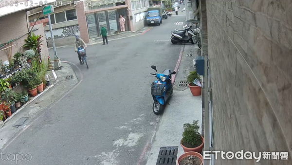 ▲▼高雄碎屍魔騎腳踏車經過，正面照曝光。（圖／記者陳宏瑞翻攝）