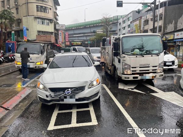 ▲▼吳男開瑞典坦克逆向撞飛騎士，趁救護人員將騎士送醫時肇事逃逸，吳男隨後又追撞另一部小客車後被逮捕             。（圖／記者陳以昇翻攝）