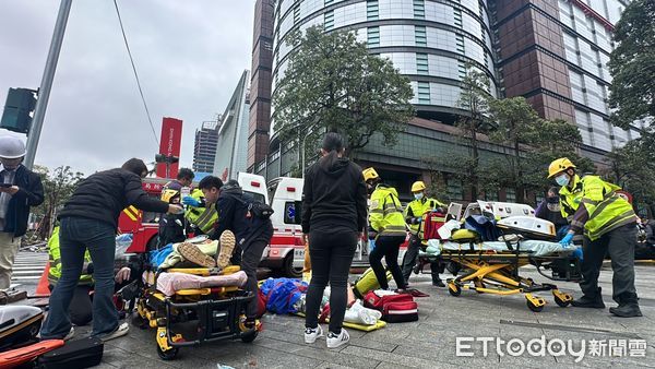 ▲▼台中新光三越氣爆現場。（圖／記者許權毅攝）