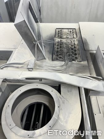 ▲台南市南區新平路1處光學工廠，13日上午發生火警，現場有濃煙、明火竄出，員工緊急疏散，並有員工嗆傷。（圖／記者林東良翻攝，下同）