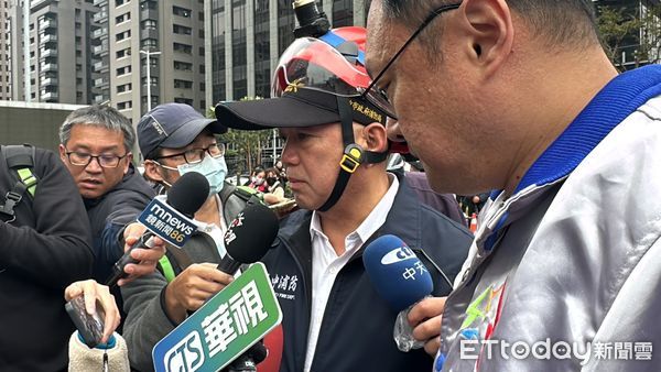 ▲▼             台中新光三越氣爆，台中副市長鄭照新、消防局長孫福佑說明。（圖／記者許權毅攝）