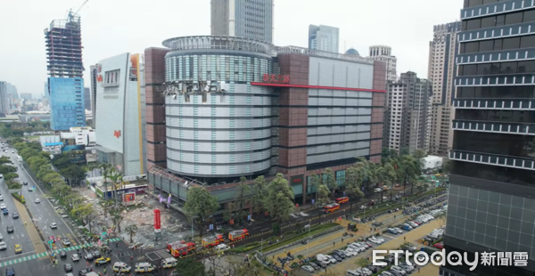 ▲▼台中新光三越氣爆，空拍畫面曝光。（圖／網友「何大帥（Ares Ho）」授權提供）