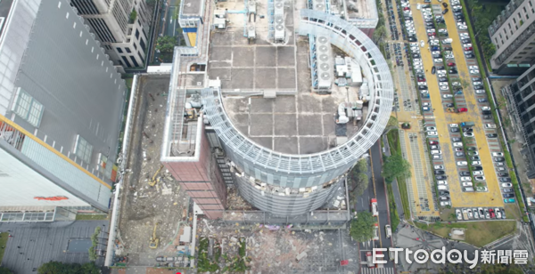 ▲▼台中新光三越氣爆，空拍畫面曝光。（圖／網友「何大帥（Ares Ho）」授權提供）