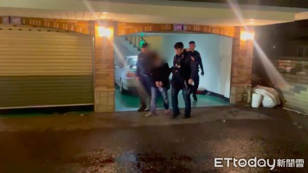 ▲▼警方在林口區摩鐵逮捕蔡姓男子，警方查扣犯案用開山刀             。（圖／記者陳以昇翻攝）