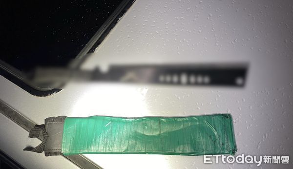 ▲▼警方在林口區摩鐵逮捕蔡姓男子，警方查扣犯案用開山刀             。（圖／記者陳以昇翻攝）