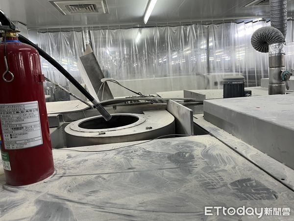 ▲台南市南區新平路1處光學工廠，13日上午發生火警，現場有濃煙、明火竄出，242名員工緊急疏散，並有7名員工嗆傷送醫。（圖／記者林東良翻攝，下同）