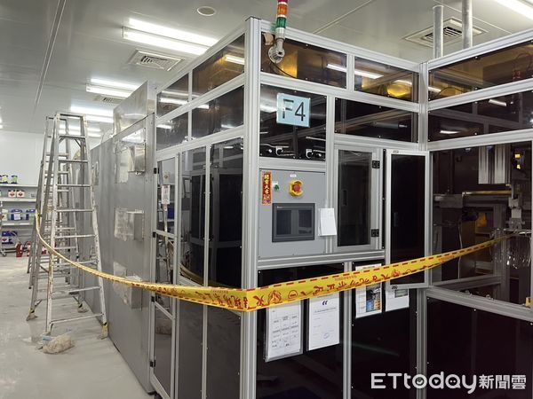 ▲台南市南區新平路1處光學工廠，13日上午發生火警，現場有濃煙、明火竄出，242名員工緊急疏散，並有7名員工嗆傷送醫。（圖／記者林東良翻攝，下同）