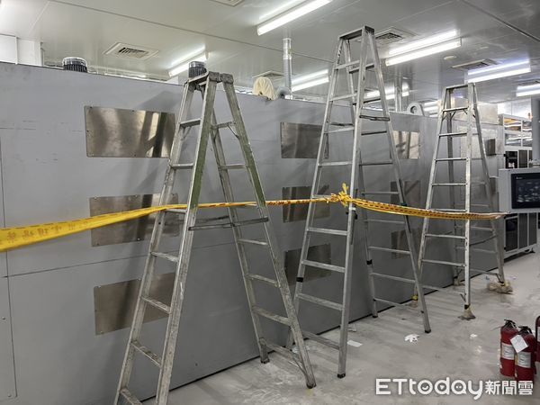 ▲台南市南區新平路1處光學工廠，13日上午發生火警，現場有濃煙、明火竄出，242名員工緊急疏散，並有7名員工嗆傷送醫。（圖／記者林東良翻攝，下同）