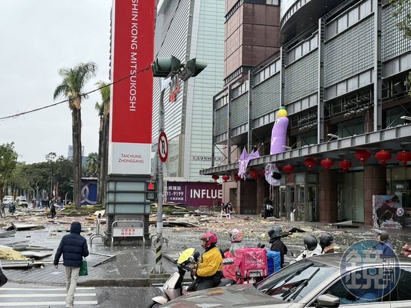 台中新光三越12樓今（13）日中午疑似發生氣爆事故，大樓外牆全被炸開，建築結構散落街道。（民眾提供）