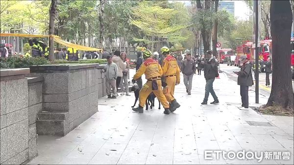 ▲警消出動搜救犬，對現場做地毯式搜救。（圖／記者白珈陽攝）
