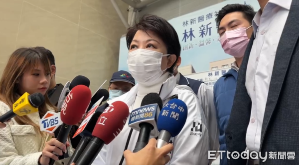 ▲▼新光三越氣爆，台中市長盧秀燕前往林新醫院探視傷者。（圖／記者許權毅攝）