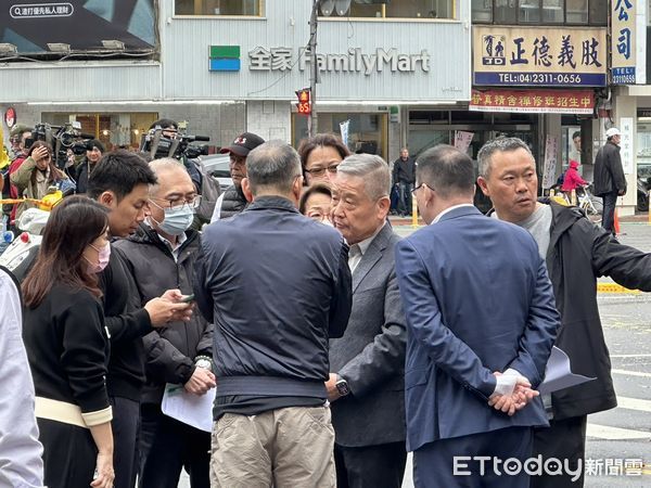 ▲▼             台中新光三越氣爆，安控長馬振華、總經理吳昕陽等高層抵達現場。（圖／記者白珈陽攝，下同）