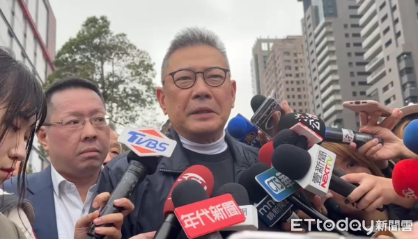 ▲▼             台中新光三越氣爆，安控長馬振華、總經理吳昕陽等高層抵達現場。（圖／記者白珈陽攝，下同）