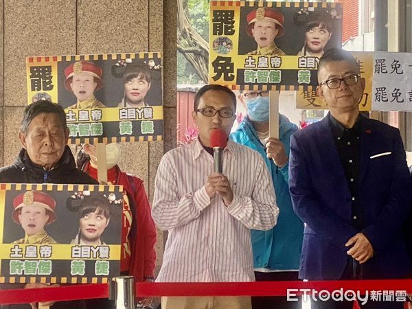 ▲▼高雄市罷免立委許智傑、黃捷團隊「高雄雙罷劫」今日備齊各3500份、共10箱連署書，搭乘遊覽車北上至中選會交件。（圖／記者黃國霖攝）