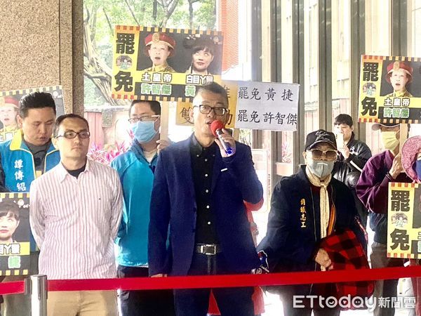 ▲▼高雄市罷免立委許智傑、黃捷團隊「高雄雙罷劫」今日備齊各3500份、共10箱連署書，搭乘遊覽車北上至中選會交件。（圖／記者黃國霖攝）