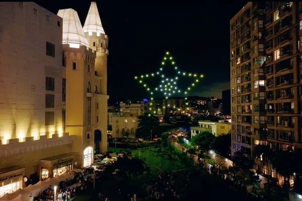 ▲台茂購物中心「無人機群飛秀」，2/28至3/2連續3天則規劃「228連假市集」。（圖／業者提供）