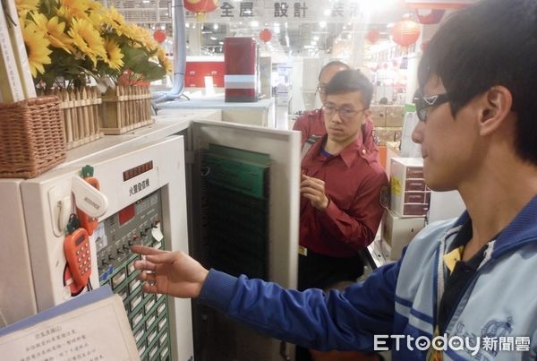 ▲台南市長黃偉哲指示相關局處，針對百貨賣場及工地進行工安及消防檢查，另要求轄內大型百貨、商場及量販店等業者，不得在未申報的情形下進行裝修施工。（圖／記者林東良翻攝，下同）